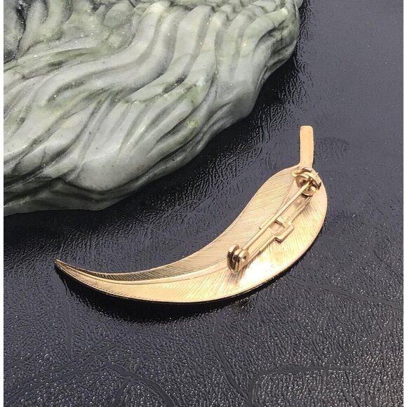 Elegant Gold-Tone Feather Brooch Pin - Picture 4 of 5